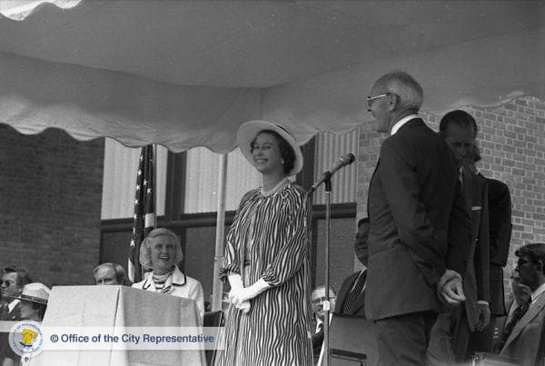 “Les hablo como descendiente directo del rey Jorge III. Él fue el último soberano coronado que gobernó en este país y, por lo tanto, es con un interés personal particular que veo los eventos que tuvieron lugar hace 200 años", pronunció la soberana.
