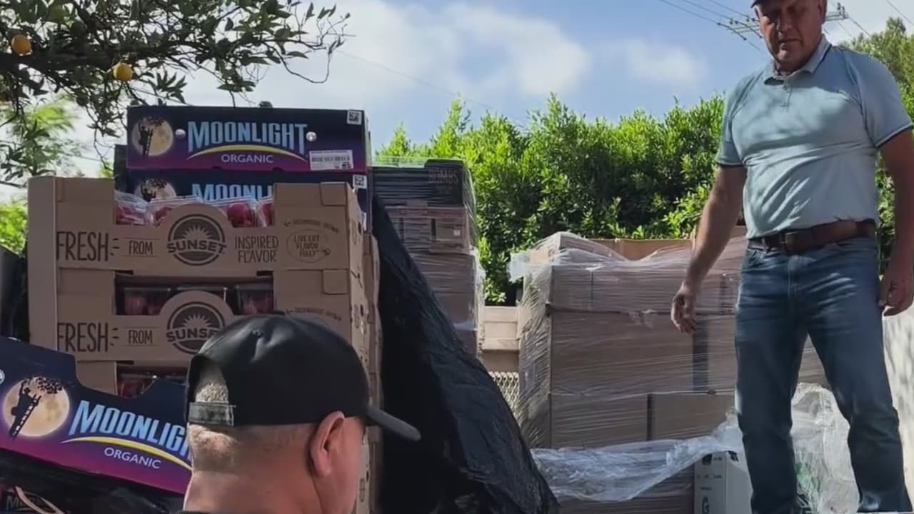 "Estoy contigo": vecinos en Sylmar dan alimentos a inmigrantes que no salen por temor a redadas