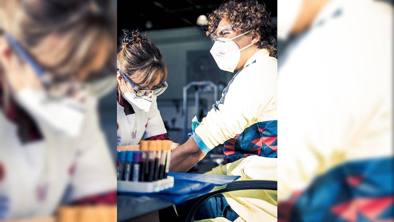 Guillermo Ochoa y Leonardo Suárez, entre otros jugadores de la plantilla americanista, se presentaron en ‘el nido de Coapa’ para someterse a pruebas médicas que descarten la probabilidad de ser portadores de COVID-19.