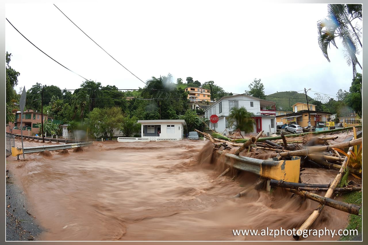 La ciudadana Legnamara Jusino Marrero publicó un video en su cuenta de Facebook en el que mostraba cómo la corriente de agua bajó con toda su fuerza por el centro del barrio.