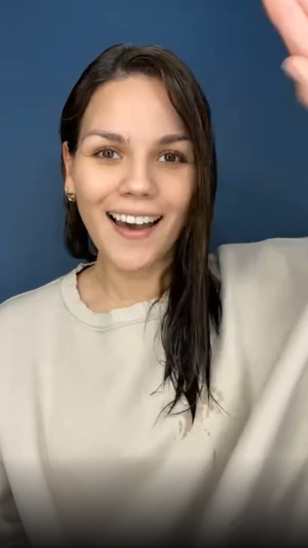 Así, hemos visto cómo la mexicana aparece con la cara totalmente lavada y sin peinado para mostrar desde cero todo el proceso, al mismo tiempo que atiende todas las dudas que le escriben.