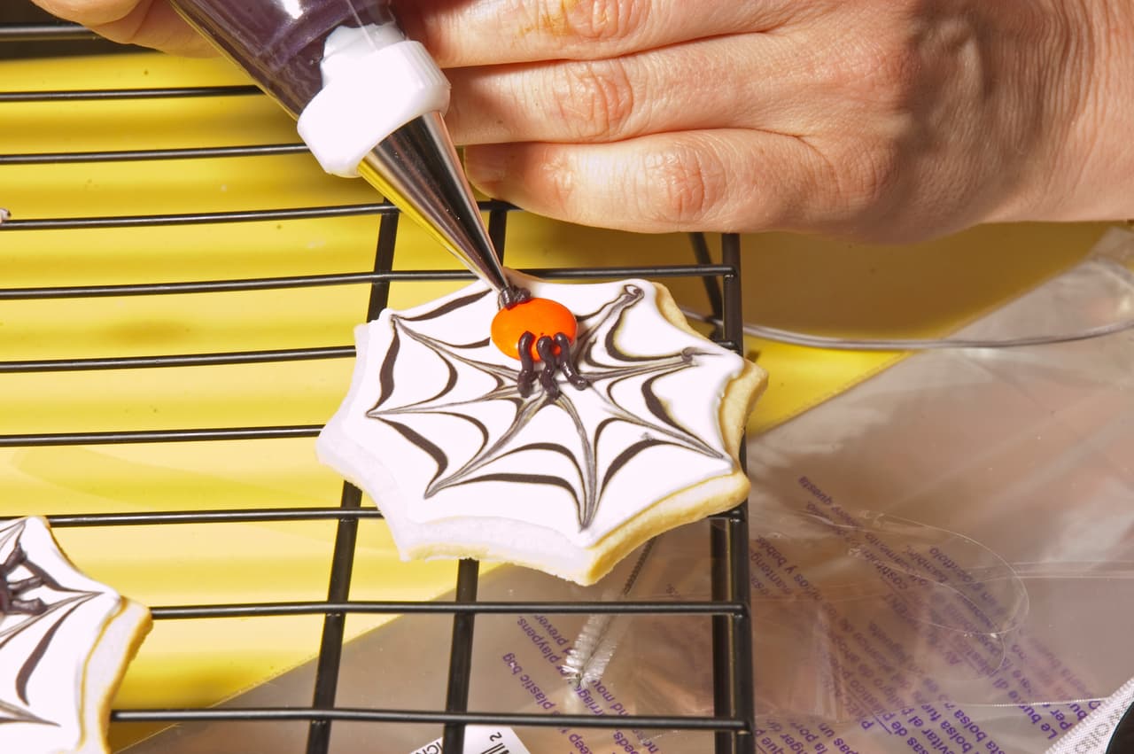 ¡Usa lunetas para hacer arañas de colores!