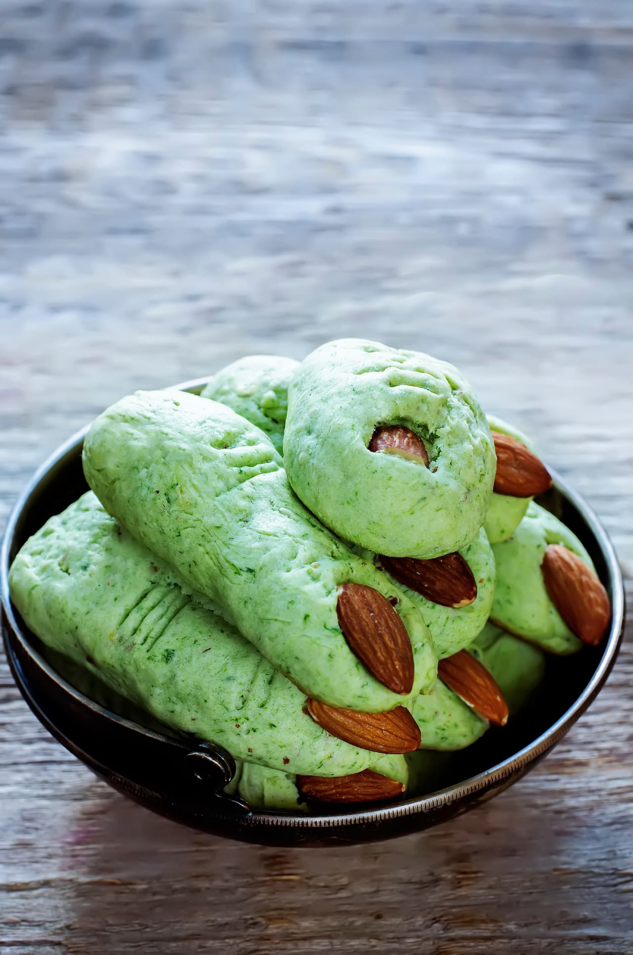 Los dedos monstruosos son típicos de esta temporada. ¿Has intentado hacerlos, con menta, colorante y almendras?