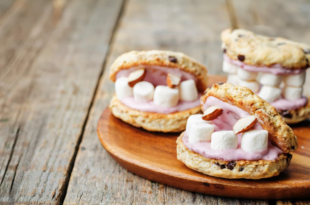 Puedes colocar semillas y yogur para hacerlas más llamativas.