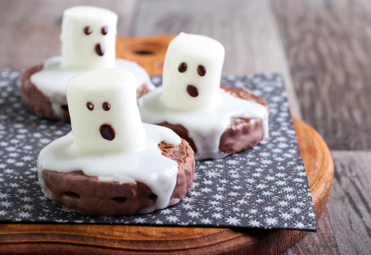 Aquí te damos un par de ideas para que crees galletas fantasmagóricas, deliciosas y originales.