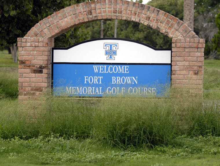 El campo fue creado en 1950, justamente de la mano de un inmigrante mexicano que en vista de que no podía jugar en el club Pan American Golf Association quiso crear un espacio para la comunidad hispana en Estados Unidos. El muro sin embargo hizo que muchos socios de salieran y que el negocio familiar quebrara.
<br>