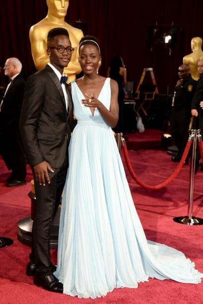 El hermanito de Lupita, Peter Nyong'o, célebre por desfilar con la ahora ganadora del Oscar, pero también por colarse en la selfie multirretuiteada de Ellen DeGeneres. Mira aquí lo último en chismes.