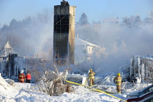 Testigos del incendio han relatado a los medios de comunicación escenas en las que familiares y vecinos fueron incapaces de rescatar a las víctimas.