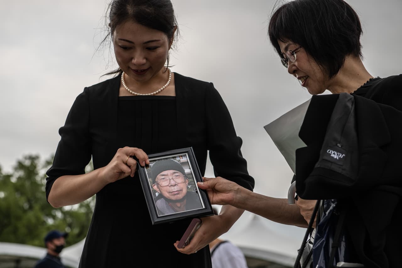 “Le pido al gobierno japonés que atienda la exhortación (de los sobrevivientes del bombardeo) para que firme, ratifique y se convierta en una de las partes del Tratado sobre la Prohibición de las
<a href="https://www.univision.com/temas/armas-nucleares">Armas Nucleares</a>”, manifestóel alcalde Matsui en su declaración por la paz. “Siendo el único país que ha sufrido un ataque nuclear, Japón debe convencer al público global de que se una al espíritu de Hiroshima”.
<br>
<br>Una mujer y su madre (derecha) sostienen una fotografía de su padre y su abuelo que sobrevivieron a la bomba atómica.