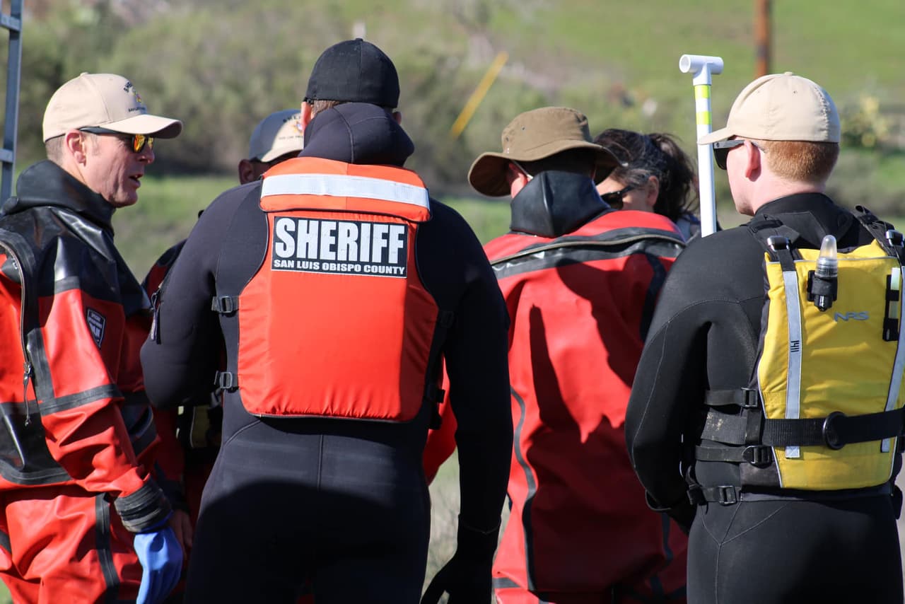 El Equipo de Buceo del Sheriff se han introducido en el arroyo San Marcos.