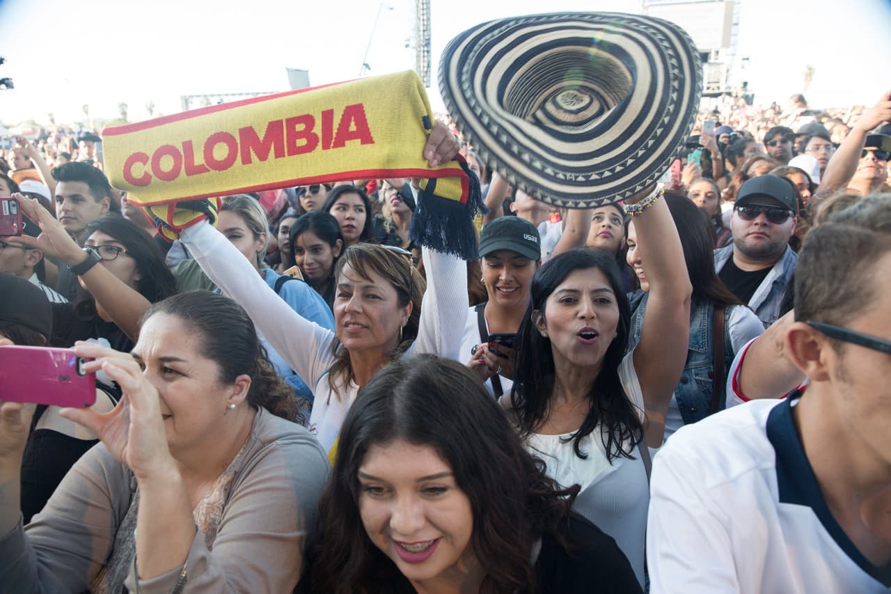 La gente demostró orgullo por sus raíces latinas con sombreros y banderas. Foto: David Maris.