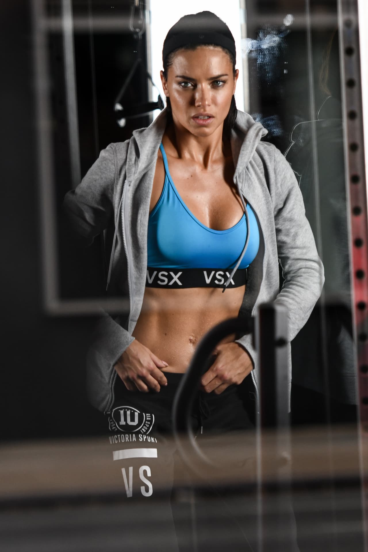 Un cambio de look, para promocionar la nueva colección de ropa deportiva de Victoria's Secret.