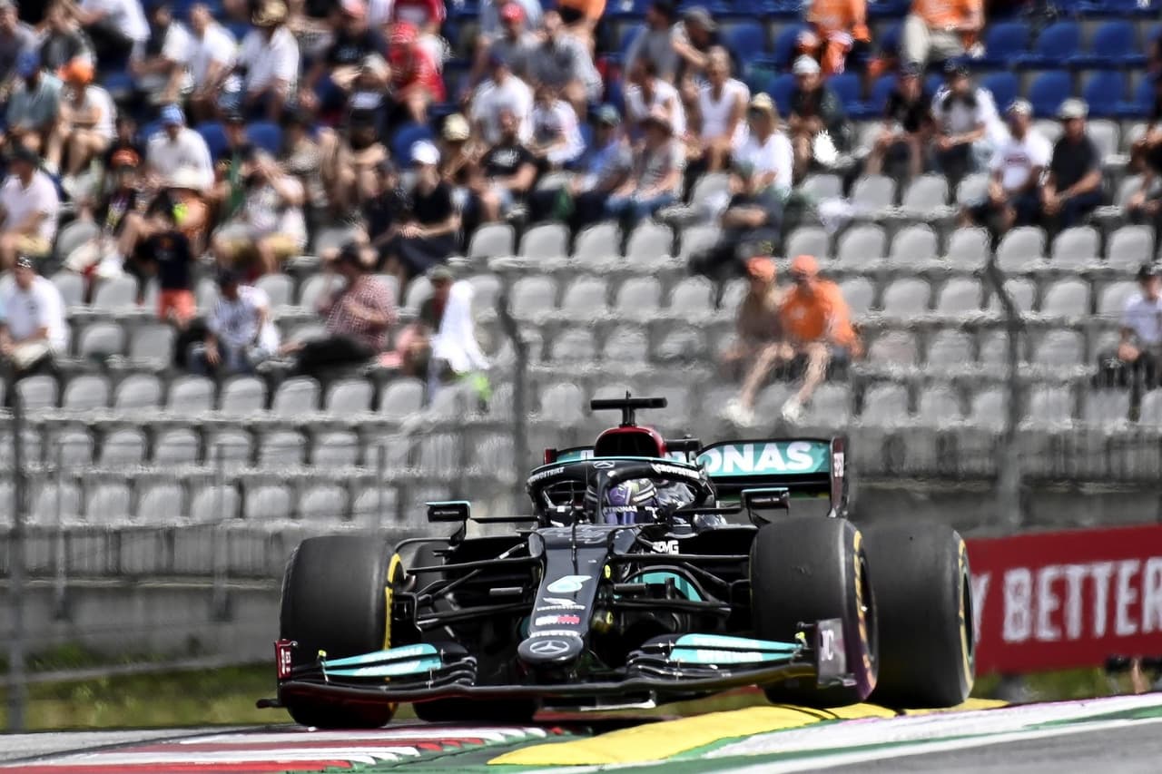 Max Verstappen se lleva el Gran Premio de Estiria en la Formula 1. El piloto neerlandés es número uno en el ranking de pilotos dejando muy atrás a Lewis Hamilton, quien quedó segundo; Bottas se queda con la tercera plaza. El mexicano Sergio Pérez no logra subir esta vez al podio, sin embargo sigue produciendo grandes resultados para Red Bull.