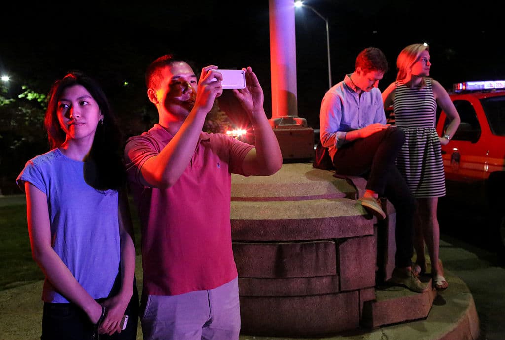 Curiosos intentaban obtener una imagen del operativo en el Hudson.