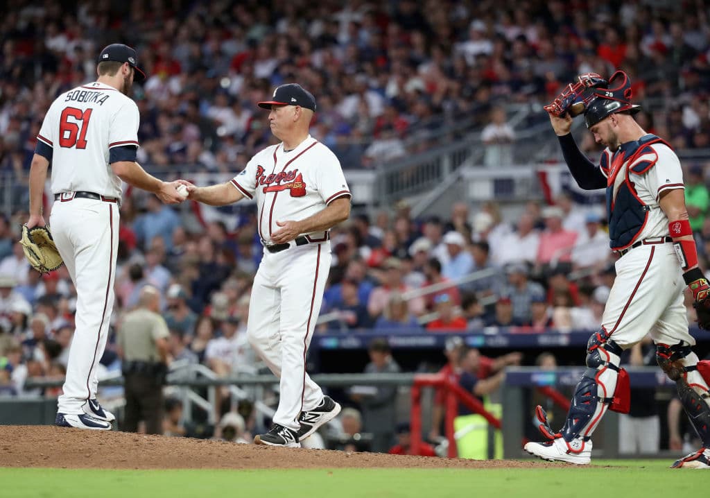 El relevista de Atlanta Chad Sobotka fue retirado del montículo acto seguido al devastador y decisivo jonrón de Machado.