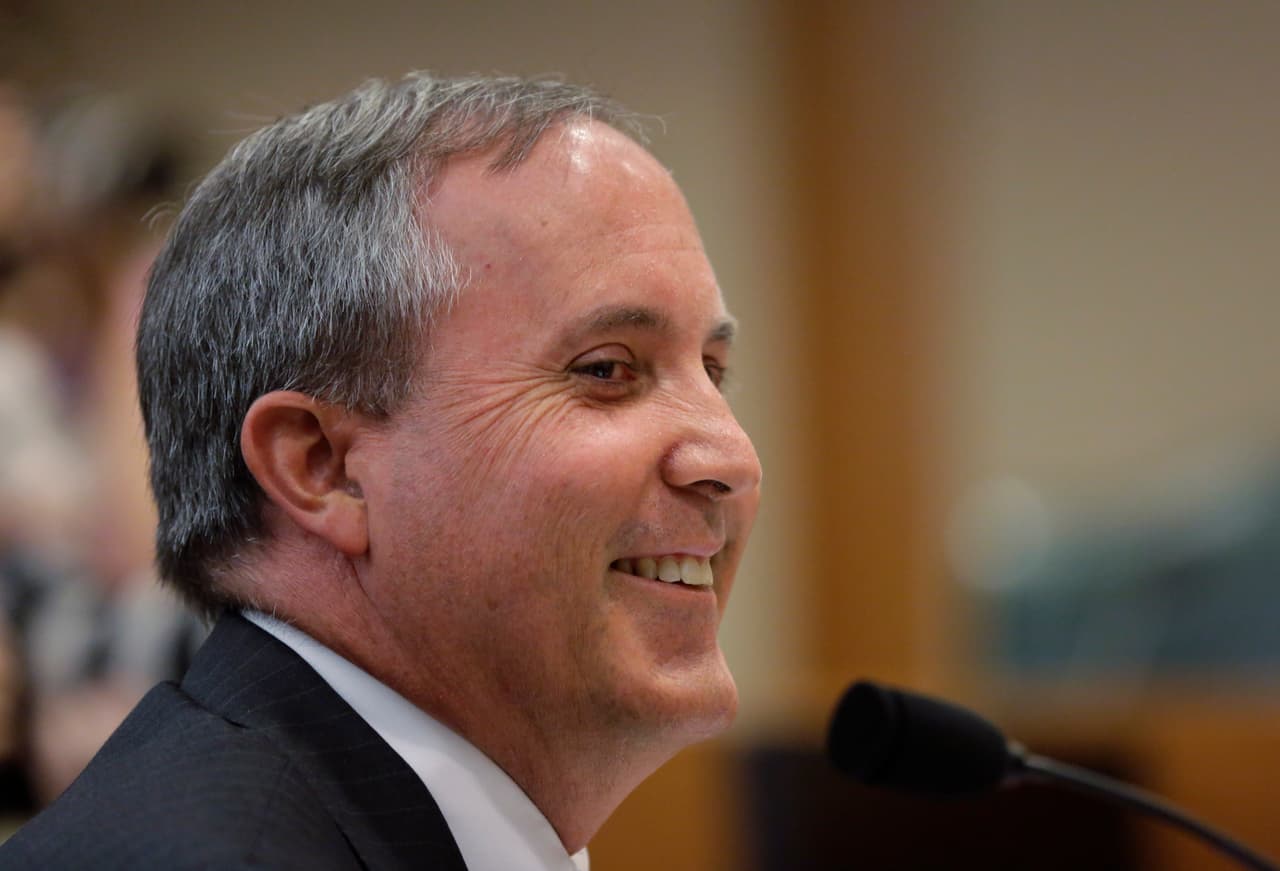 <b>Ken Paxton.</b> El fiscal general de Texas apoya la medida. “SB4 va a dar grandes pasos en el avance para mantener la seguridad de nuestras comunidades al requerir que el estado y las agencias de ley locales cooperen con las agencias federales al fielmente ejecutar las leyes de inmigración de EEUU”, señaló en una carta enviada a la presidenta del Comité de Asuntos Estatales del Senado, en donde se votó por primera vez la SB4. 
<br>