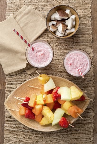 Licúa 1 taza de agua, agua de coco o leche sin lactosa, ½ taza de frutos del bosque, un manojo de espinaca, un chorrito de almíbar, 2 cucharadas de yogur y hielo… ¡y listo!