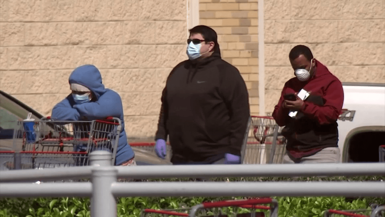 ¿No me contagiaré de coronavirus si me pongo la vacuna? Si, hay probabilidades de que pueda contagiarse ya que la vacuna previene en un 95% pero aún hay posibilidades de contraer el virus, pero los expertos aseguran que podría ser mucho más débil los síntomas.
<br>