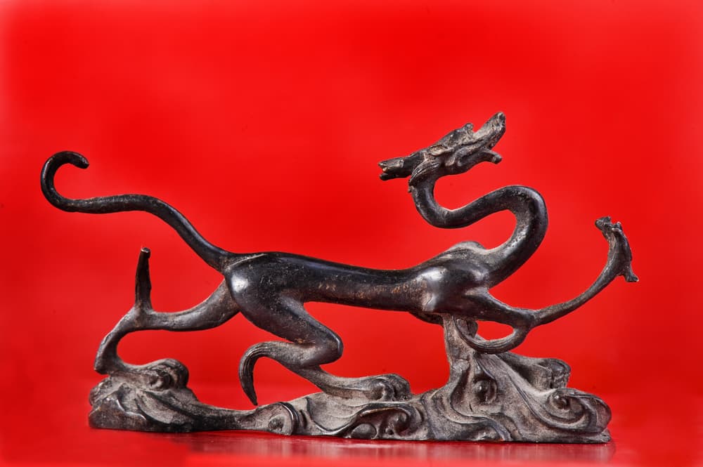Desde los inicios de su civilización, el dragón era una imagen muy adorada, sea en tótems, artefactos y también, amuletos, pues creían que venerarlos les traería no sólo protección, sino buena suerte en general, al grado que incluso gente era ofrecida en sacrificios a dragones.