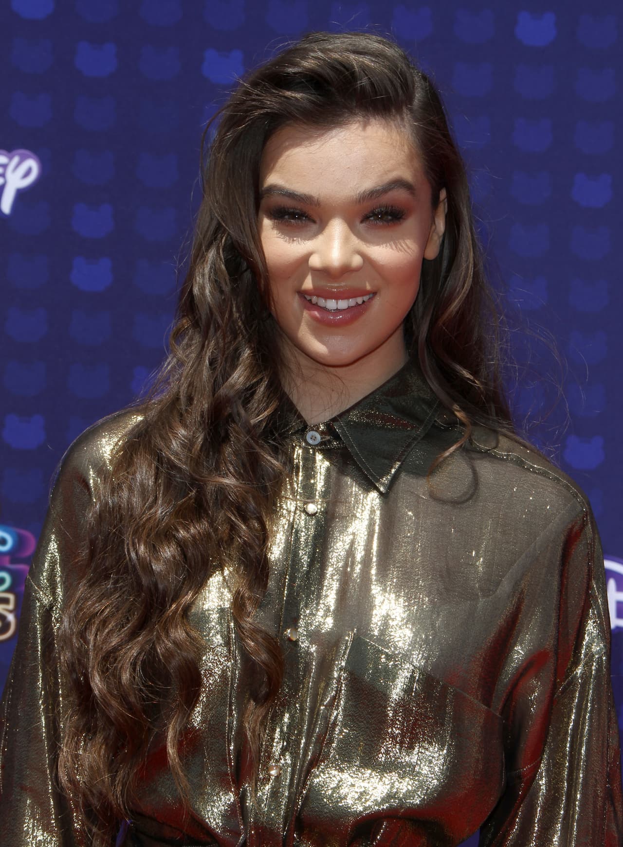 Hailee Steinfeld es una actriz y cantante estadounidende de 20 años de edad.