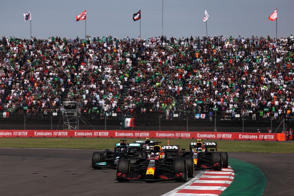 Red Bull hace el 1-3 con Max Verstappen en primer lugar y Sergio Pérez en tercero durante el Gran Premio de México en la Formula 1. Lewis Hamilton se quedó con la segunda posición durante la carrera. El mexicano logró subirse al podio en se casa.