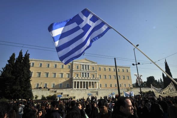 Pese a estos movimientos, la atención económica seguramente quedará centrada en Grecia, que intenta recibir nuevos fondos de ayuda con los inversionistas privados para evitar la bancarrota.