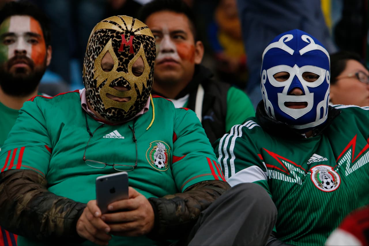 MÉXICO- El ingenio mexicano no puede faltar al momento de apoyar a su equipo de futbol, pero si no eres bueno con el maquillaje una buena opción para ti puede ser una máscara de luchador (de esas tendrás muchas opciones).