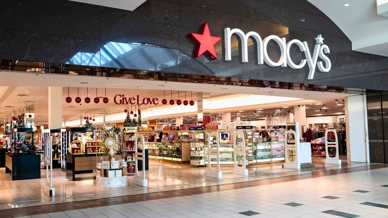 La aceleración de los cierres de tiendas de Macy’s no es un fenómeno aislado.
<b>La firma enfrenta una disminución en el número de compradores que visitan tiendas físicas, mientras que las compras online siguen en aumento.</b>
