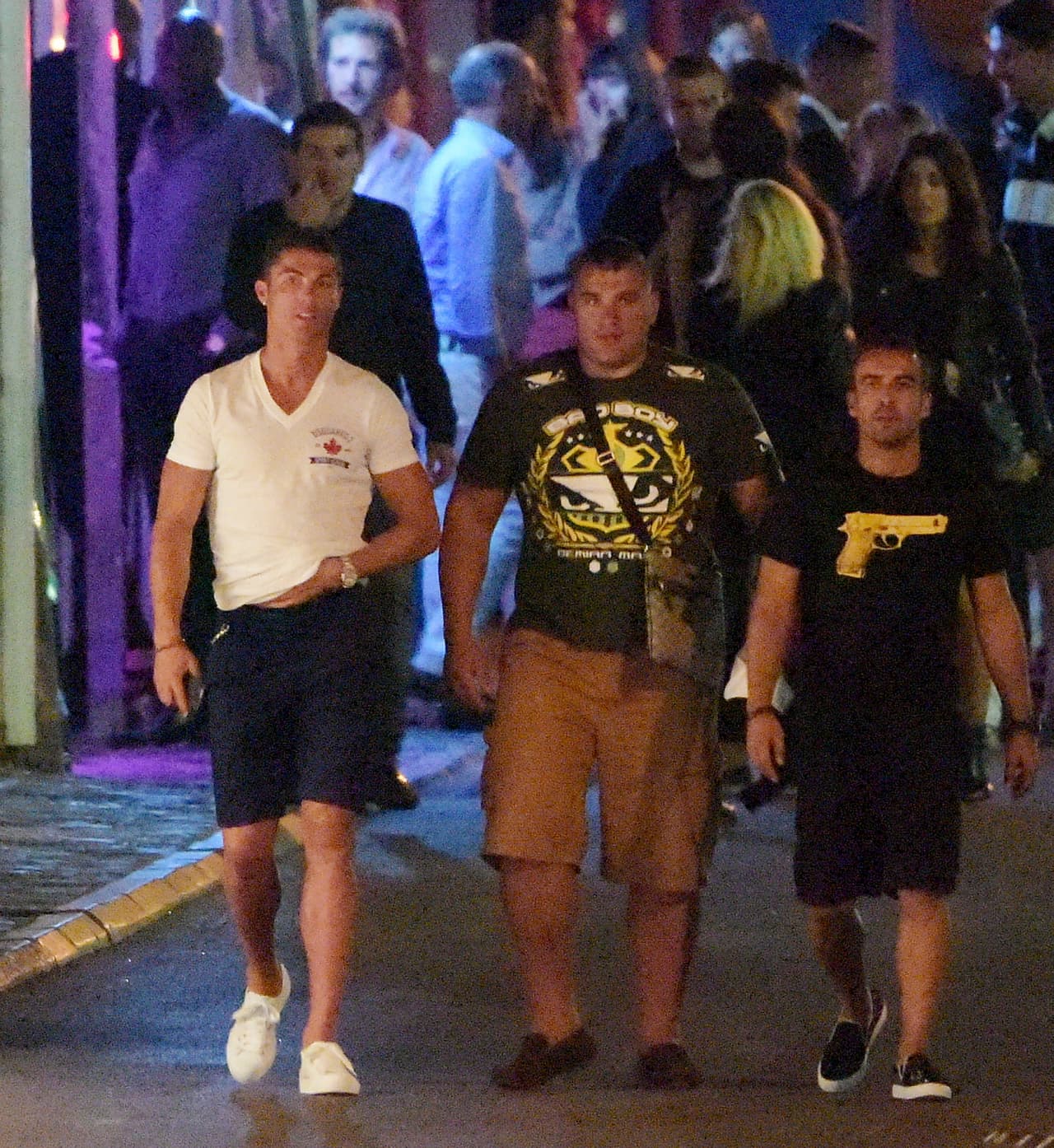 Caminaba con sus amigos cuando de repente…