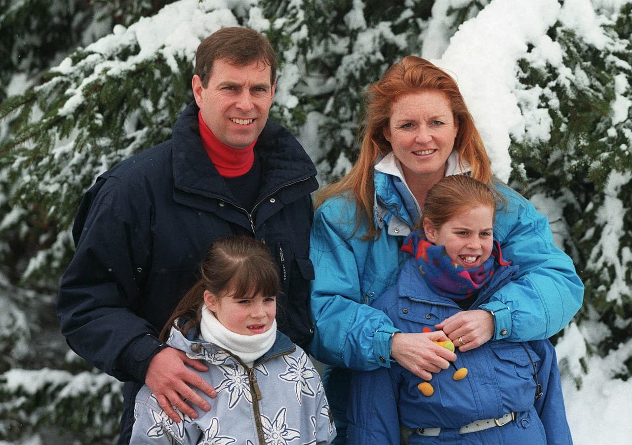 A pesar de que solo se confirmó la presencia de la monarca y su esposo en el servicio, se especula que entre los invitados estuvieron los padres de la novia 
<b>Sarah Ferguson y el príncipe Andrew</b>, así como su hermana 
<b>la princesa Eugenie</b> y su esposo Jack Brooksbank. Además, del pequeño 
<b>hijo de Mapelli</b>, quien fungiría como padrino, y 
<b>los padres del novio</b> Nikki Shale y Alex Mapelli Mozzi.