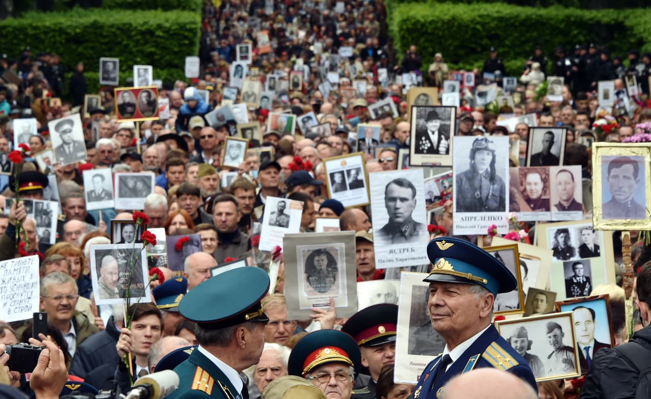 Cientos de ucranianos salieron a las calles de Kiev con los retratos de familiares que lucharon con la Unión Soviética en la segunda guerra mundial. En esa época Ucrania era parte de la Unión de Repúblicas Socialistas Soviéticas.