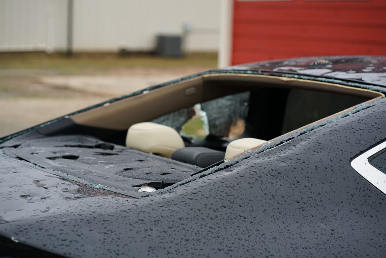 Estacionar tu carro en un garaje puede protegerlo de los elementos. Si no tienes garaje, piensa en instalar un garaje abierto, cuyo precio puede ser de solo $1,000.