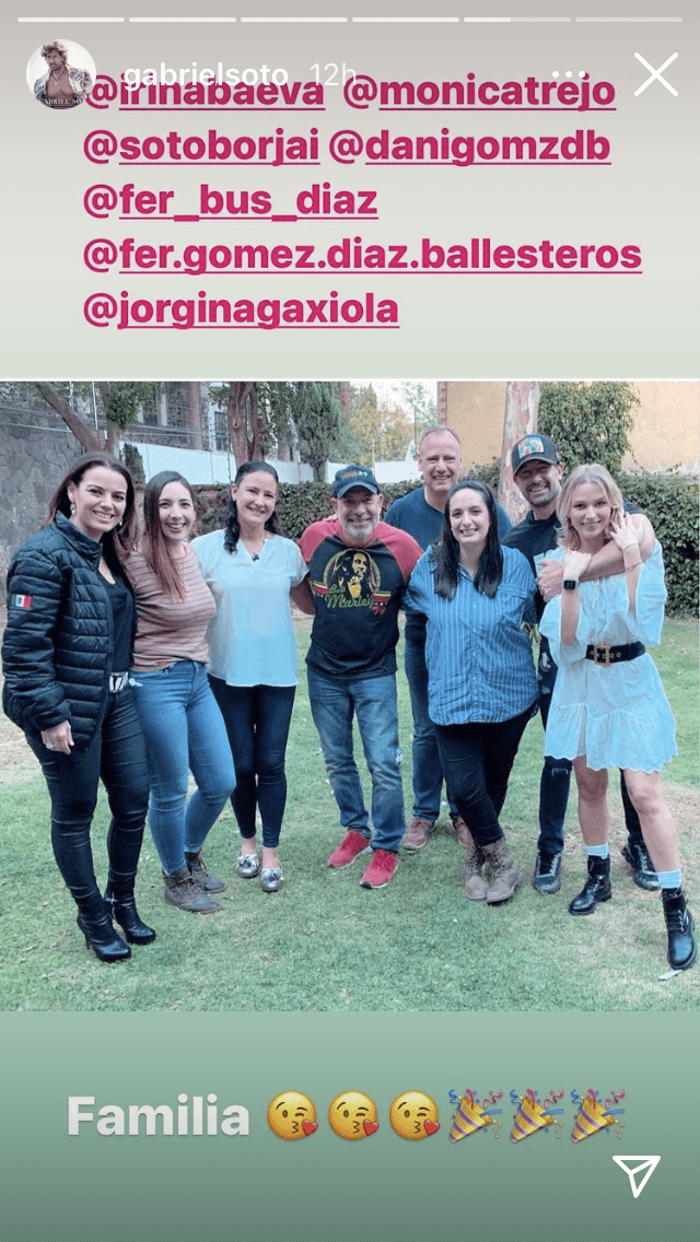 En otra imagen de la celebración, Gabriel Soto posó junto a Irina Baeva, pero una vez más no aparece junto a sus hijas.