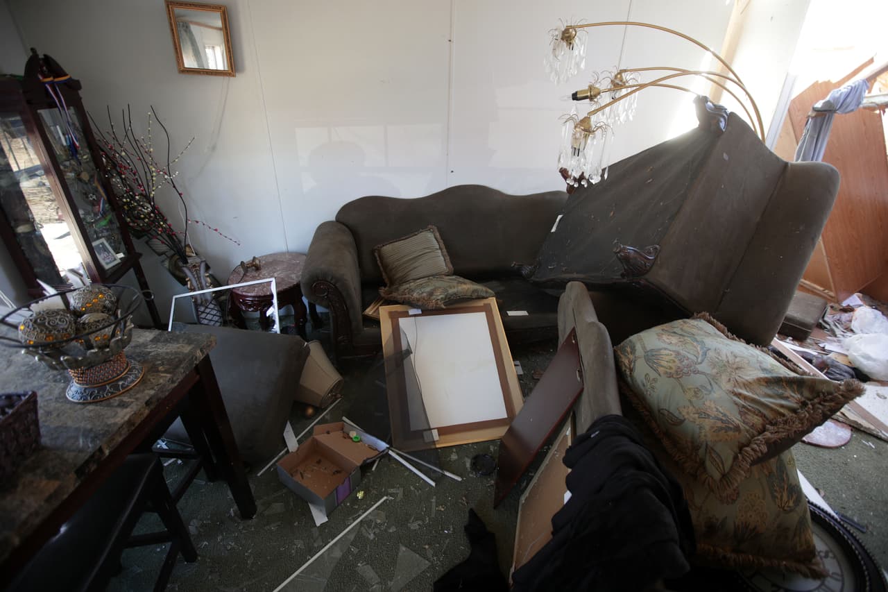 Después de un tornado tenga cuidado de los posibles peligros por pérdidas de gas, o daños estructurales o eléctricos que puede haber en su casa. Comuníquese con los inspectores locales de la cuidad o del condado para informarse sobre los códigos y estándares de seguridad estructural. Ellos quizás también puedan ofrecerle sugerencias sobre cómo encontrar un profesional en construcción autorizado para el trabajo que necesite.