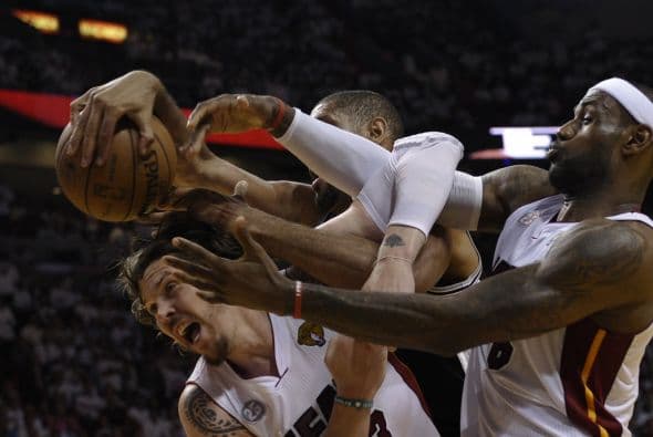 Habrá séptimo juego entre los Spurs y los Heat (30 fotos) ¡Locura total! Un juego electrizante, inolvidable, donde ambos equipos dieron una demostración inolvidable en el American Airlines Arena, manteniendo en vilo a los fanáticos en San Antonio y en Miami, primero durante los 48 minutos regulares y después en los 5 minutos de OT. .Tim Duncan, con una clásica demostración durante todo el partido, anotó más tantos en la primera mitad que la combinación de los 3 de Miami, Wade-James-Bosh 25/21, facilitando que los Spurs dominaran al Heat hasta comenzar el cuarto período, cuando Miami llevo a cabo un cambio de jugadores. Cuando solo faltaban 5 segundos para coronarse campeones los San Antonio Spurs, el incomparable Ray Allen empató el partido con un tiro de 3 puntos, forzando el OT. Con 1:43 en el reloj, LeBron James (triple/doble, 32 puntos, 11 asistencias y 10 rebotes) encaramó al Heat 101-100, y al concluir el OT, de nuevo Allen realizó una formidable jugada defensiva, dando dos puntos más al Heat, que terminó, a pesar de los umpires y para desconcierto de los comentaristas que daban el cetro a San Antonio, 103-101 sobre los Spurs. .
