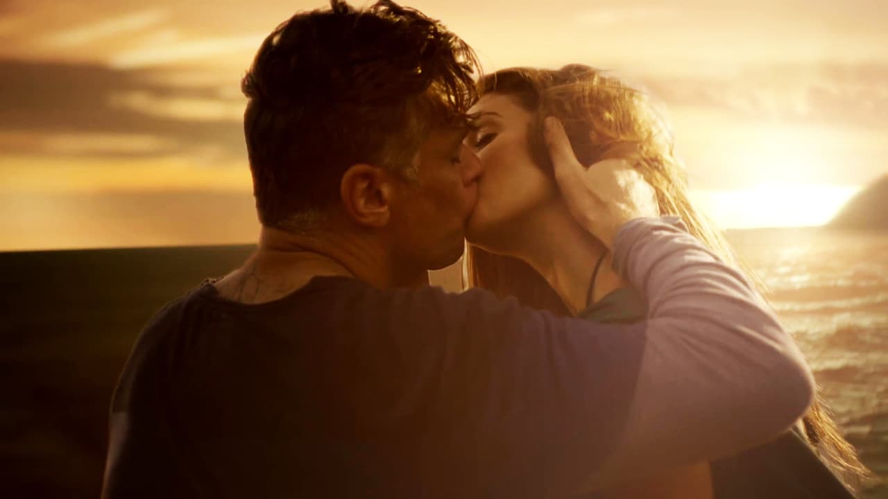 Finalmente demostraron su amor en un beso a la orilla del mar.