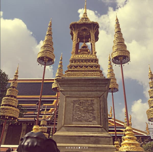 El Wat Phra Kaew, es el nombre que los tailandeses dan al templo, pero su nombre oficial es 'Phra Sri Rattana Satsadaram', que significa "la residencia de la sagrada joya de Buda".