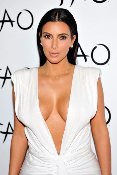 Hasta vestida de blanco, los escotes de Kim siempre fueron noticia.