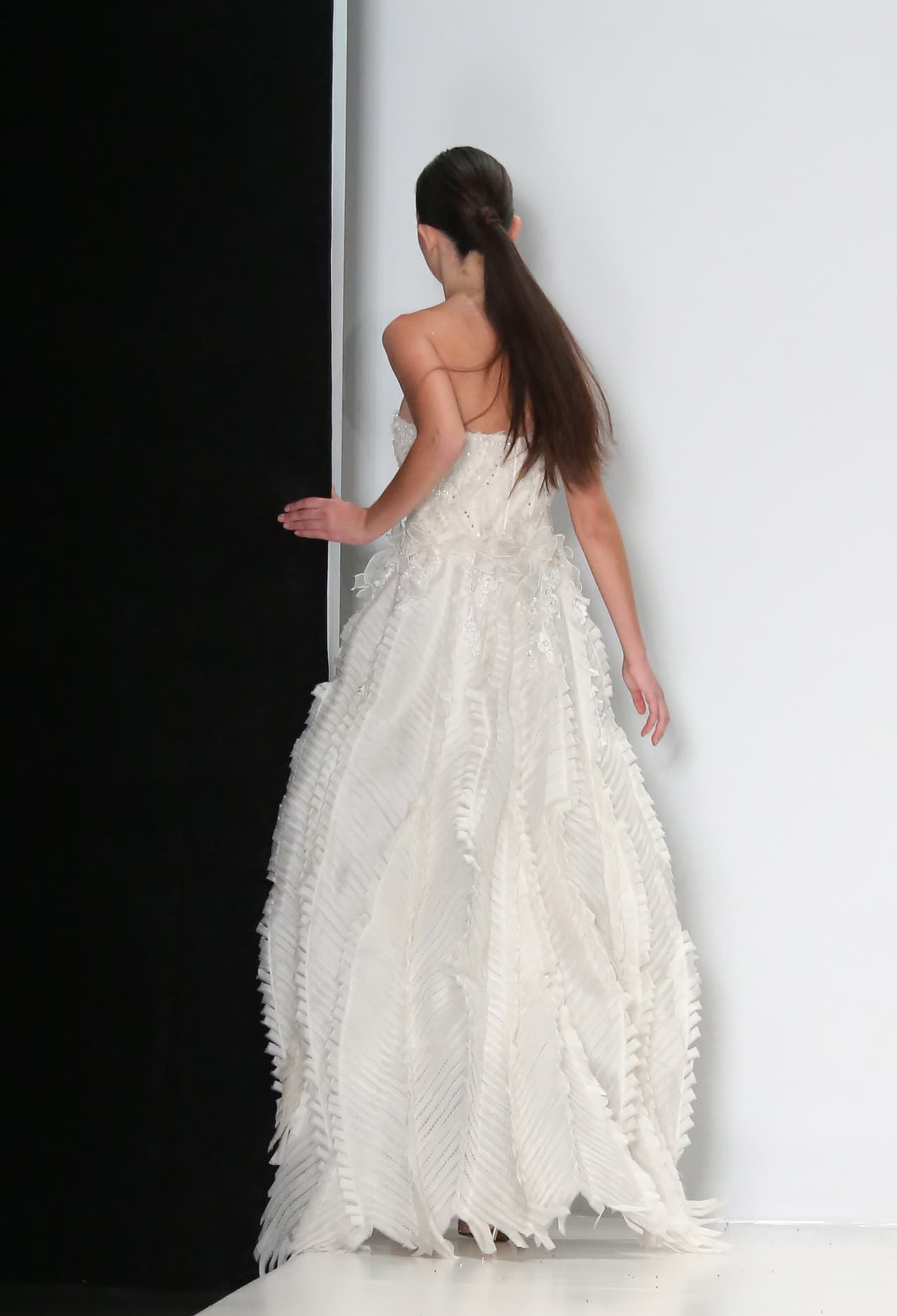 No importa que el diseñador la haya elegido para vestirla con la pieza más fantástica de la colección: si la modelo cae, el show termina.