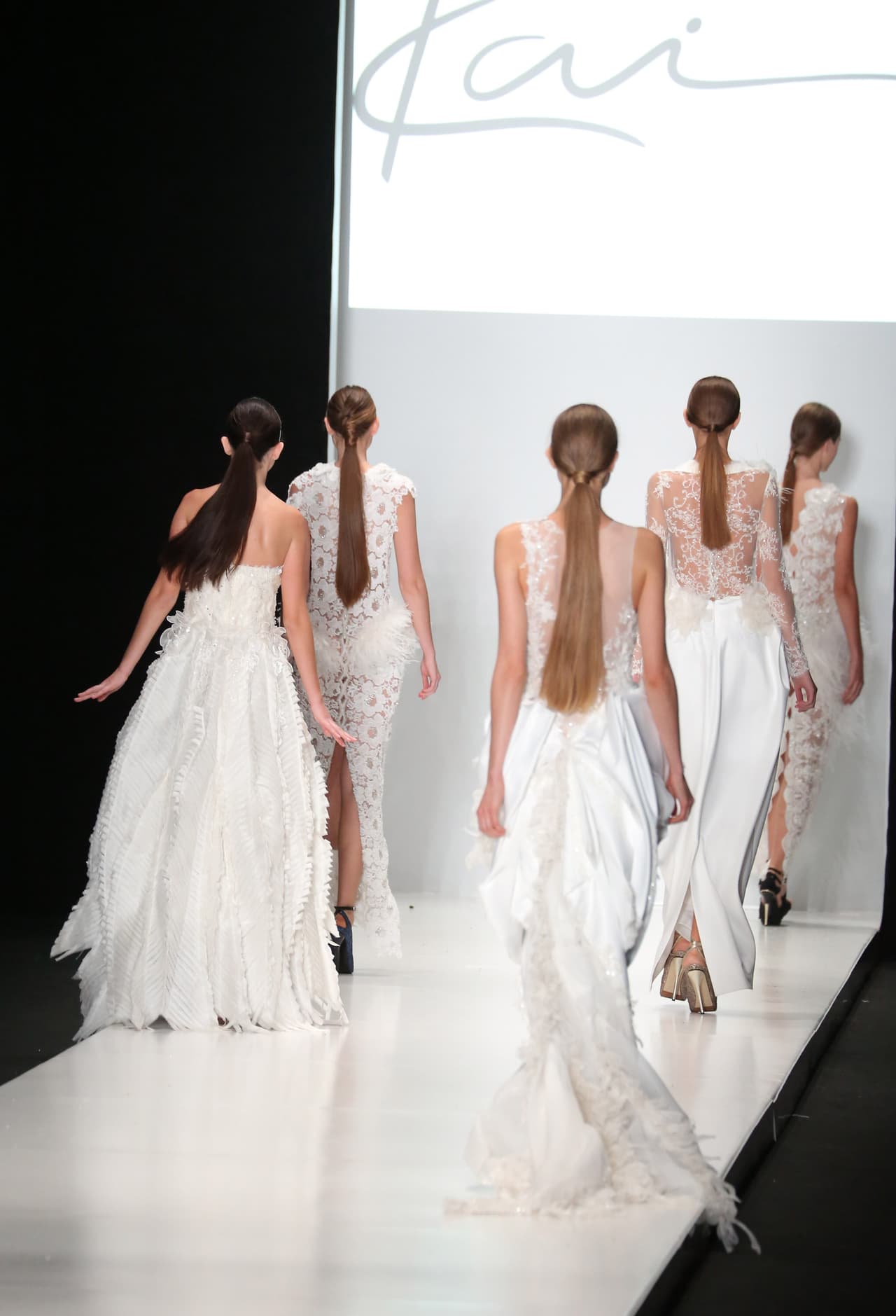 El recorrido queda incompleto, la persona camina sin seguridad y entonces cae.