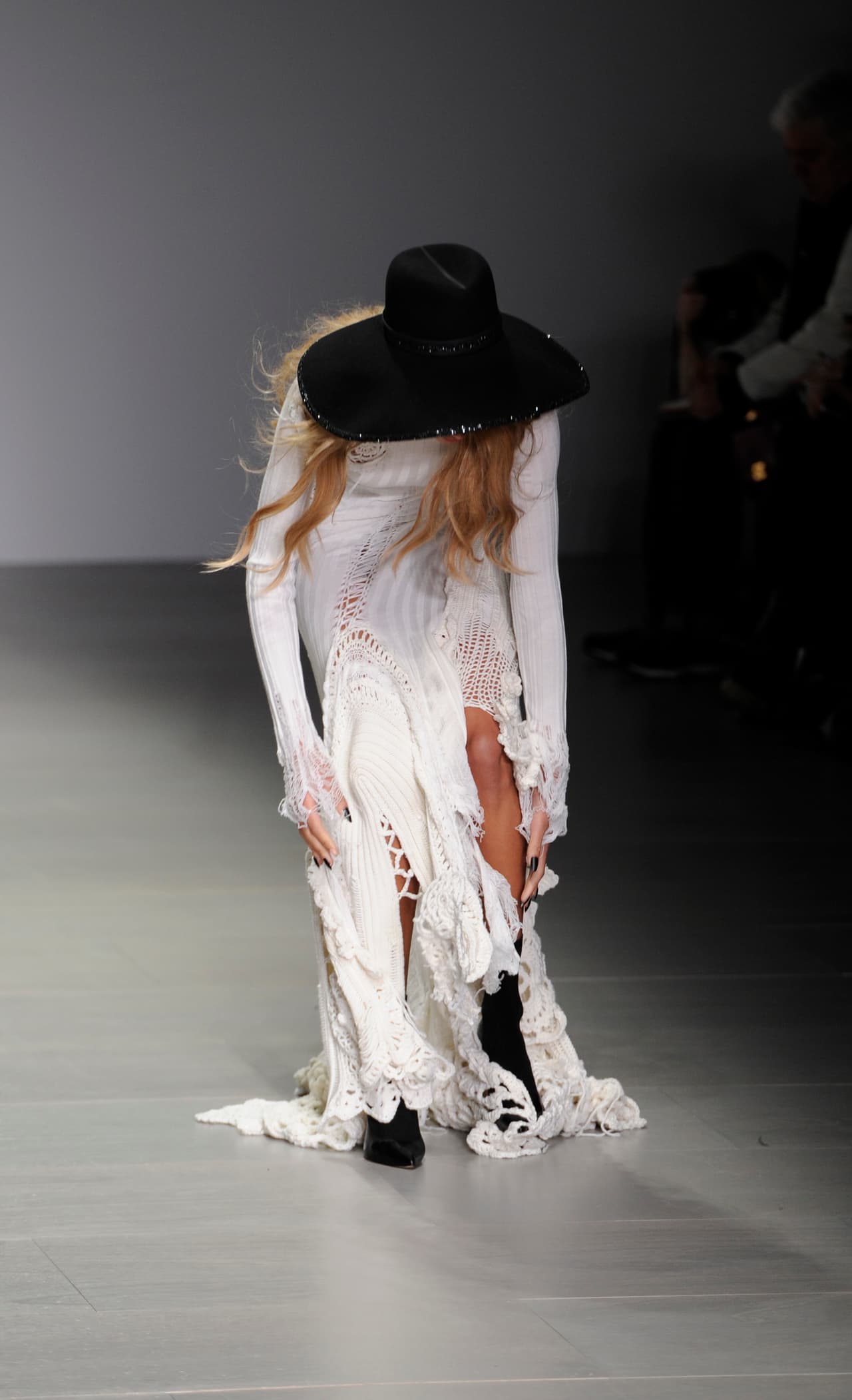 Y todo de repente se convierte en la peor pesadilla de las modelos: ¡la caída en plena pasarela!