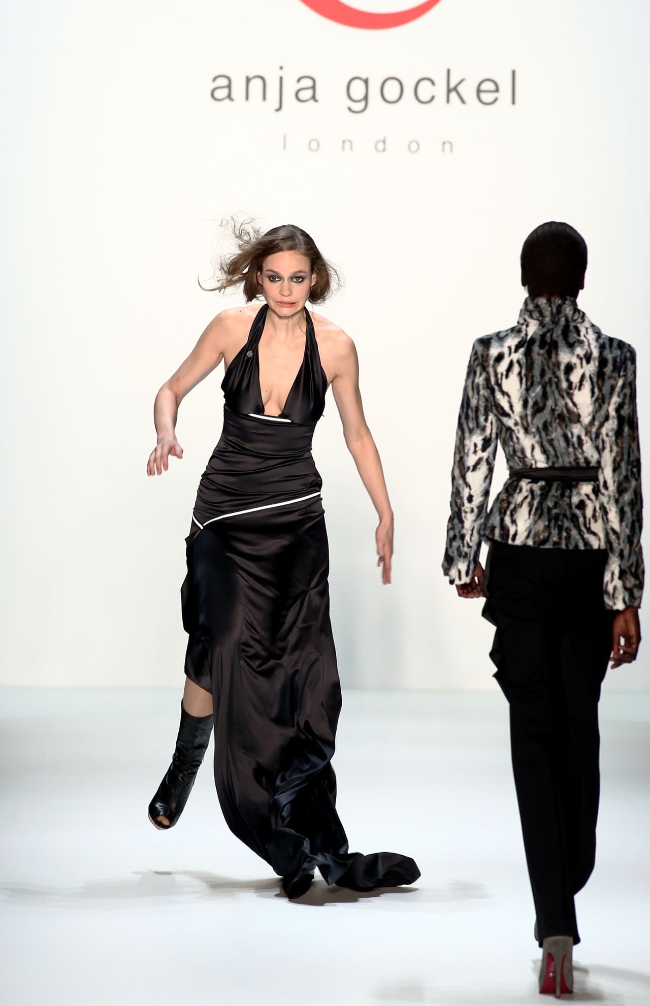 Los ‘high heels’ pueden ser muy altos o las prendas muy pesadas, ¡y esa combinación es una bomba nuclear!