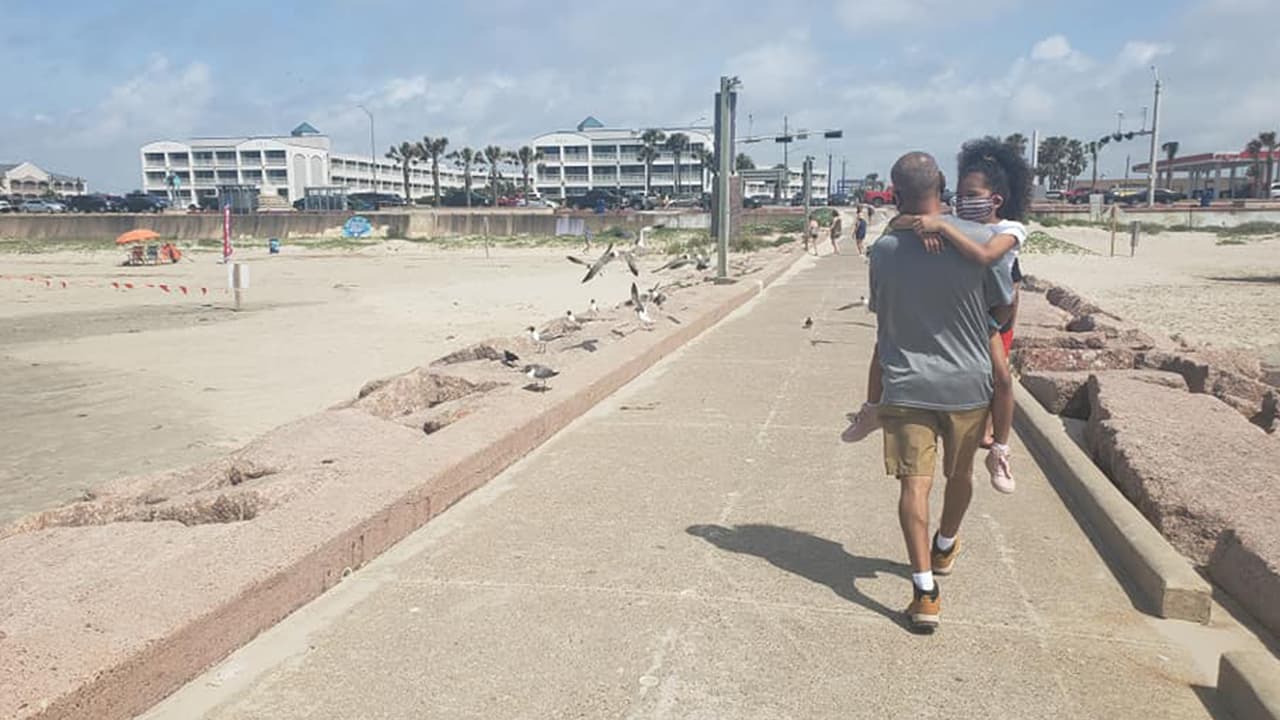 Lavarse las manos frecuentemente o usar desinfectantes.