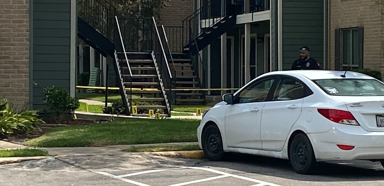 Los testigos identificaron al sospechoso de disparar en varias ocasiones, el hombre se encontraba todavía en el complejo de departamentos.