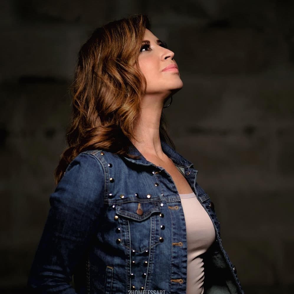 Ely utiliza sus redes sociales para compartirnos sus trabajos periodísticos, pero también para darnos mensajes de reflexiones y agradecimiento, que siempre nos vienen bien.