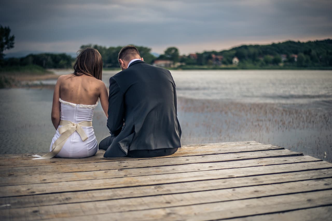 Esposo y Esposa sentados