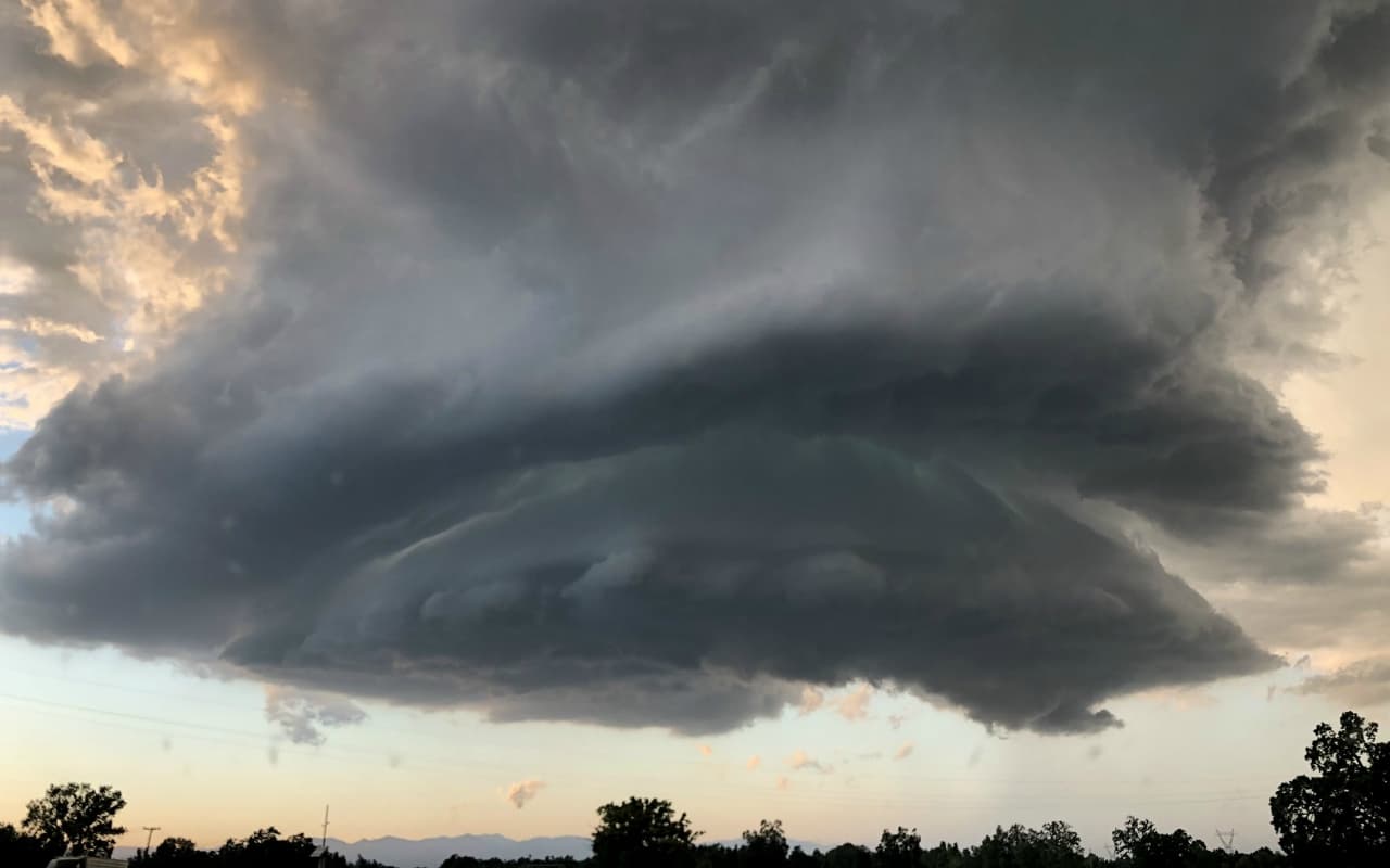 La advertencia se prolongó por espacio de una hora y el tornado nunca se formó, pero el avance de las nubes sí mantuvo en vilo a los residentes a su paso por las ciudades de Redding y Anderson.