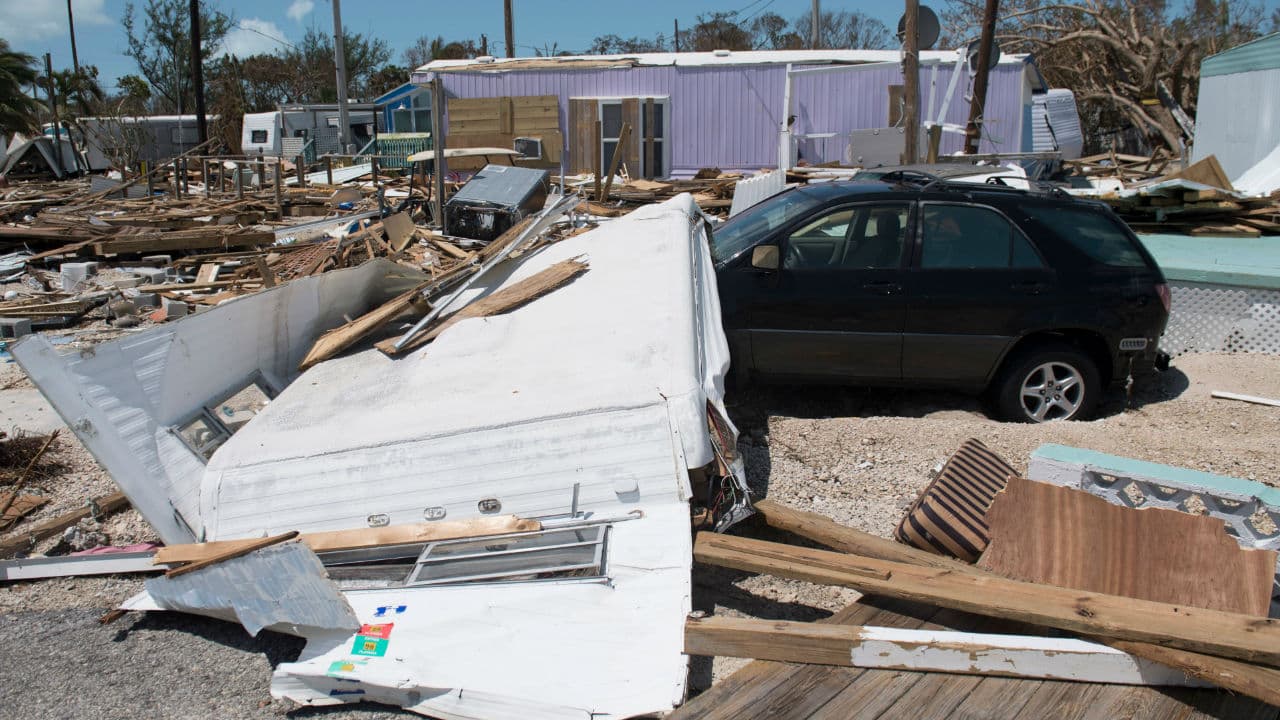 Afortunadamente no se han reportado personas muertas por permanecer al interior de su vehículo, el cual se convierte en una verdadera bomba de tiempo en caso de inundaciones y un peligro en general ante
<b> cualquier catástrofe natural.</b>