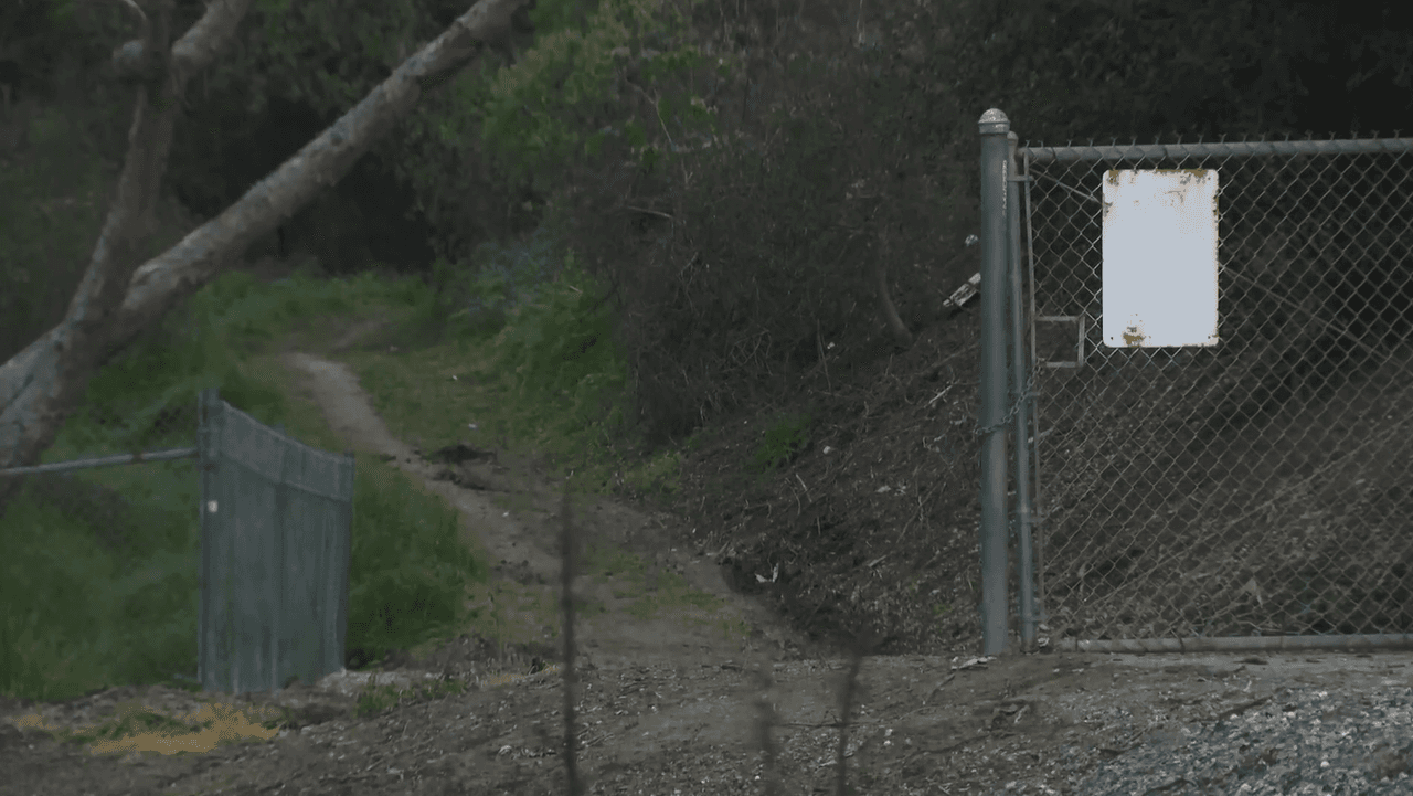 El cuerpo de la niña fue descubierto alrededor de las 10 am del martes en esta zona "dentro de una bolsa de lona tipo 
<i>roll-away </i>negra".