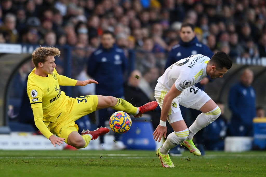 Leeds y Brentford reparten puntos tras empatar 2-2 en un partidazo durante la fecha 15 en la Premier League y ambos equipos rescatan un punto. Los de Bielsa siguen en zona del descenso.